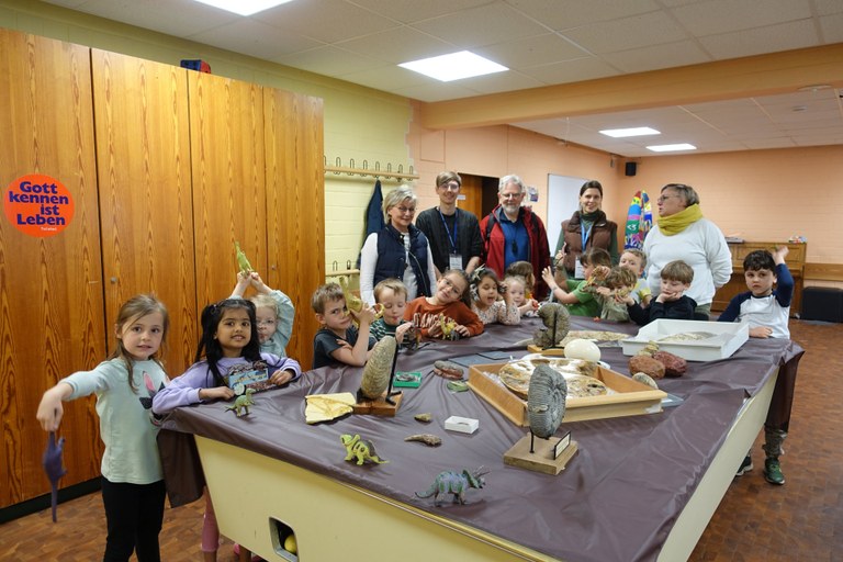 Die Kita-Truppe des Familienzentrums in Monheim studiert fossile Fundstücke und Nachbildungen aus dem Schatz des Goldfuß Museums in Bonn. In zweiter Reihe stehen (v. li) Bettina Krumbiegel, Fabian Martin, Georg Heumann, Alina Winkler und Erzieherin Gabriele Domschky